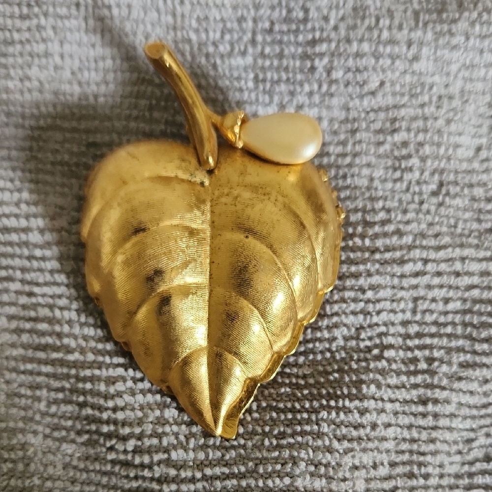 Avon Gold-Tone Leaf Brooch with Faux Pearl Berry